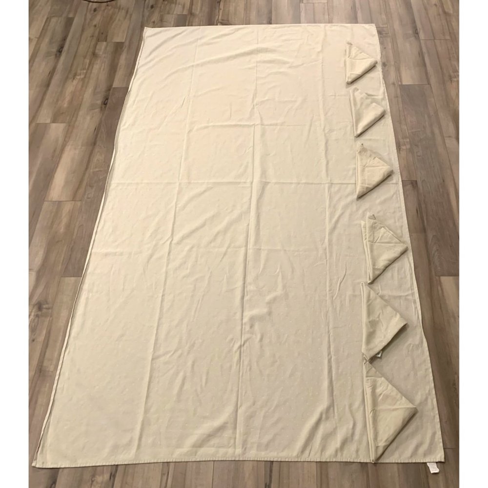 Kate Spade New York  Silver/Grey "Larabee Dot" Tablecloth 58"x99" and 6 Napkins - Picture 2 of 15
